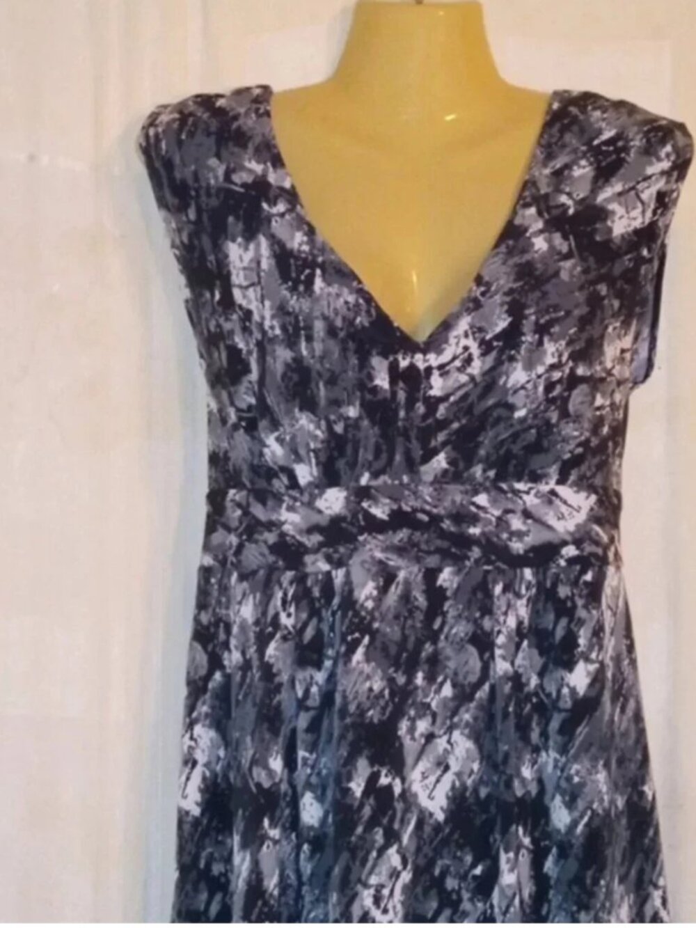Trulli - Black, white & gray dress - flattering fit - Picture 2 of 6